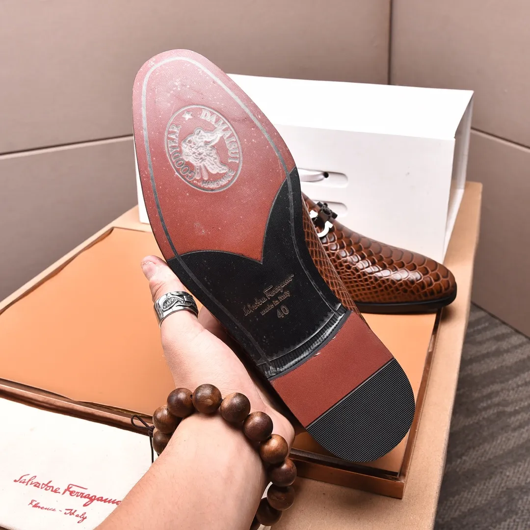 Men's shoes 💰540📛📛(water-dyed cowhide) Salvatore Ferragamo high-end (Salvatore Ferragamo) is the world's top luxury footwear brand. It comes from the fashion kingdom of Italy and is famous all over the world for its traditional handmade design and novel styles...🚶🏻🚶🏻New suit shoes are available simultaneously at the counter. This model is purely handmade. The fabric is imported from Italy's original first-layer cowhide. Soft water-dyed cowhide lining. Original authentic outsole🌀🌀Size: 38➖45